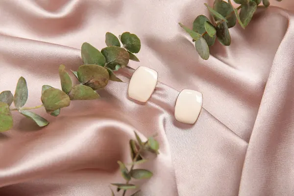 Hermosos Pendientes Elegantes Con Ramas Eucalipto Tela Seda Rosa — Foto de Stock
