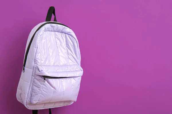 紫色の背景にリラックスクールバックパック — ストック写真