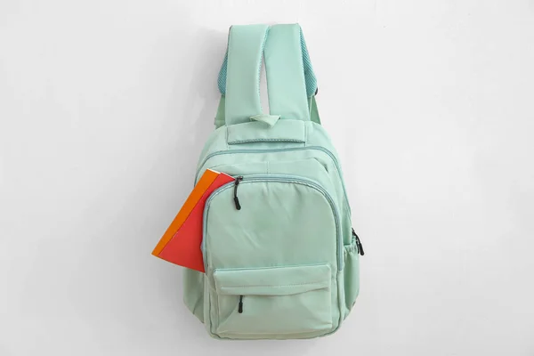 Grüner Schulrucksack Mit Schreibwaren Auf Weißem Hintergrund — Stockfoto