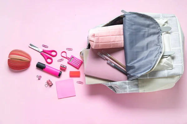 Χρώμα Σχολική Τσάντα Πλάτης Διαφορετικά Χαρτικά Ροζ Φόντο — Φωτογραφία Αρχείου