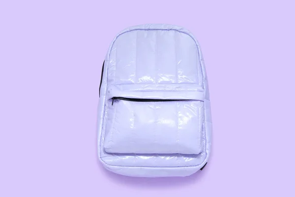 紫色背景的丁香校服背包 — 图库照片