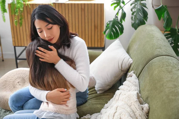 Mãe Asiática Com Sua Filhinha Abraçando Sofá Casa — Fotografia de Stock