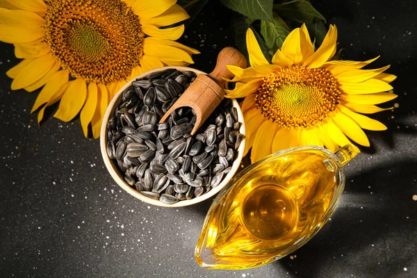 Sauce Boot Von Sonnenblumenöl Und Holzschale Mit Samen Auf Schwarzem — Stockfoto