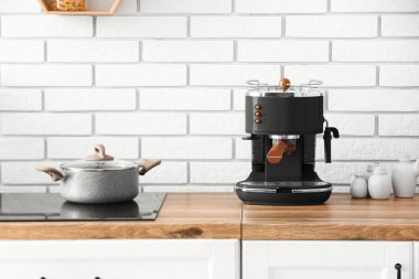 Modern kahve makinesi mutfaktaki ahşap tezgahta. 