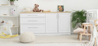 Çekmeceli, hafif çocuk odasının içi.