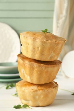 Lezzetli etli etli börekler.