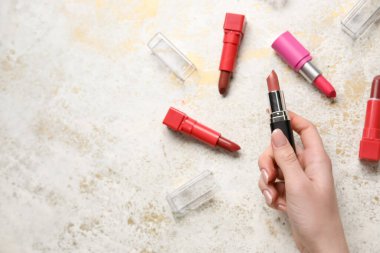 Arkaplanda ruj izi olan bir kadın.