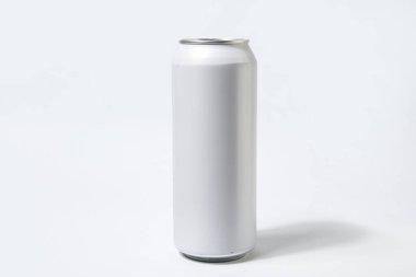 Beyaz arka planda taze soda kutusu