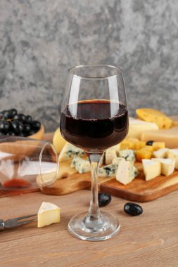Masada bir kadeh kırmızı şarap.