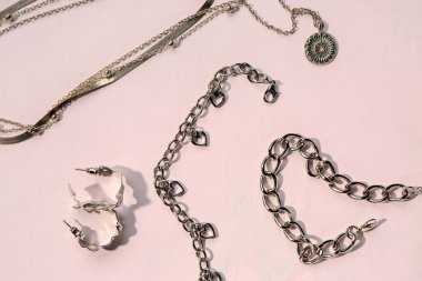 Beyaz arka planda güzel gümüş mücevherler.