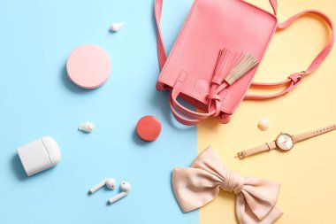 Renkli arka planda şık çanta ve farklı aksesuarlar