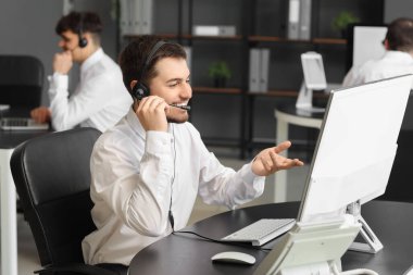 Ofiste çalışan erkek teknik destek ajanı