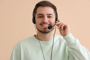 Bej arka planda erkek teknik destek aracı