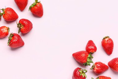 Leylak arkaplanda taze çilekler