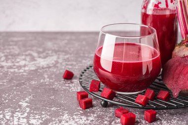 Masada bir bardak taze pancar suyu.