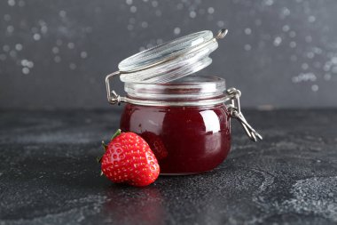 Masada bir kavanoz tatlı çilek reçeli