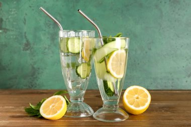 Salatalıklı limonata ve tahta masada nane şekeri.