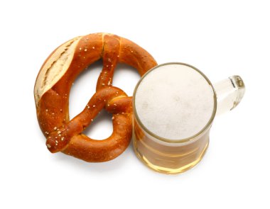 Beyaz arka planda bir kupa soğuk bira ve simit. Ekim Festivali Kutlaması