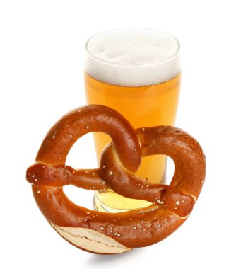 Beyaz arka planda bir bardak soğuk bira ve simit. Ekim Festivali Kutlaması