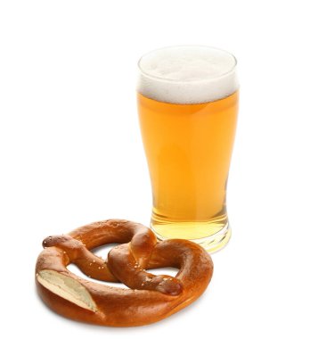 Beyaz arka planda bir bardak soğuk bira ve simit. Ekim Festivali Kutlaması