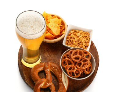 Bir bardak soğuk bira ve beyaz arka planda farklı atıştırmalıklar. Ekim Festivali Kutlaması