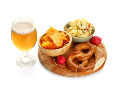 Bir bardak soğuk bira ve beyaz arka planda farklı atıştırmalıklar. Ekim Festivali Kutlaması