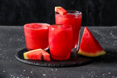 Masada taze lezzetli karpuz bardakları