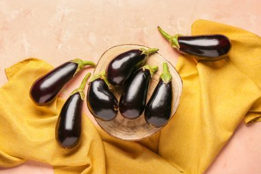 Hafif arka planda taze patlıcanla ahşap tezgah