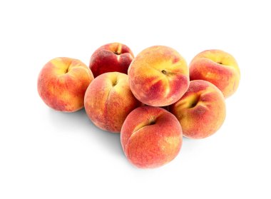 Beyaz arka planda bir yığın tatlı şeftali