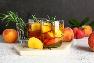 Taze şeftalili limonata ve biberiyeli beyaz masa.