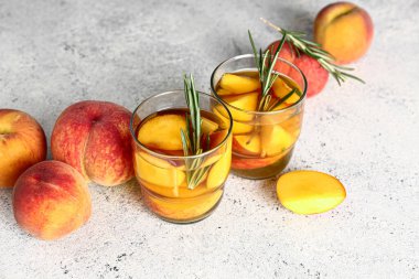 Beyaz masada biberiyeli taze şeftalili limonata.