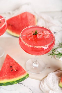 Beyaz grunge arka planda lezzetli karpuz kokteyli bardakları olan tahta.