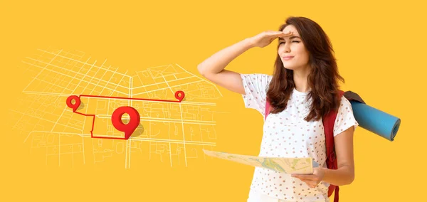 Touristin Und Gezeichneter Stadtplan Mit Ortsangaben Auf Gelbem Hintergrund — Stockfoto