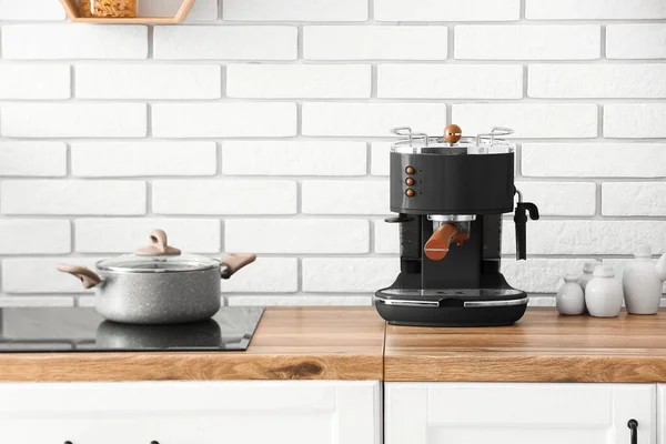 台所の木製カウンターの現代コーヒーマシン — ストック写真