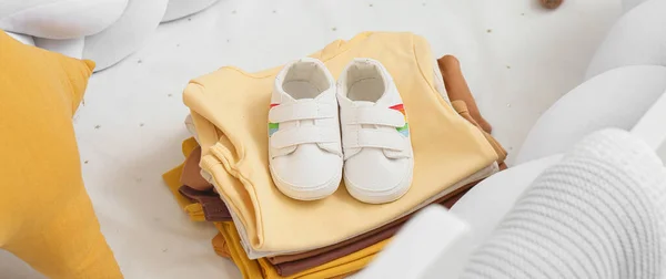 Baby Clothes Booties Bed — Stock Photo, Image