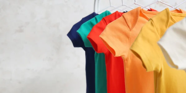 Vêtements Bébé Colorés Sur Fond Clair Bannière Pour Design — Photo