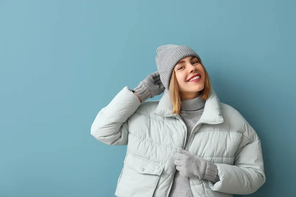 Fryst Ung Kvinna Vinter Kläder Blå Bakgrund — Stockfoto