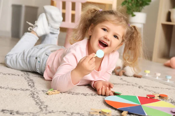 Aranyos Kislány Játszik Megfelelő Játék Ruhacsipeszek Padlón Otthon — Stock Fotó