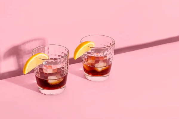 Bril Rum Met Ijsblokjes Schijfjes Citroen Roze Achtergrond — Stockfoto