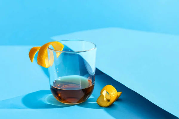 Склянка Рому Апельсиновим Шкіркою Синьому Фоні — стокове фото