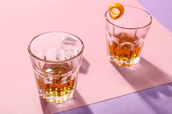 Gläser Mit Rum Eiswürfeln Und Orangenschalen Auf Buntem Hintergrund — Stockfoto