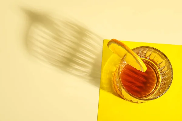 Склянка Рому Апельсиновим Шматочком Жовтому Фоні — стокове фото