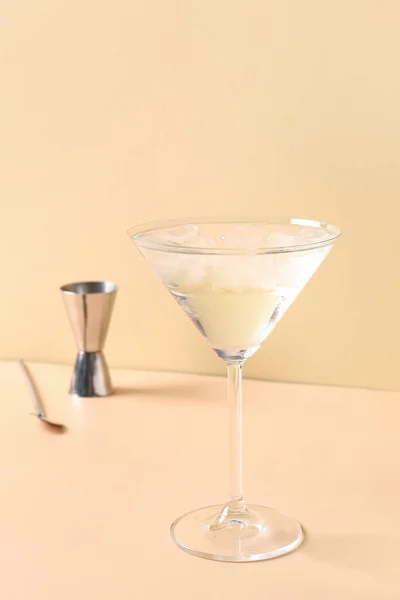 Szklanka Martini Lodem Łyżeczką Jiggerem Beżowym Tle — Zdjęcie stockowe