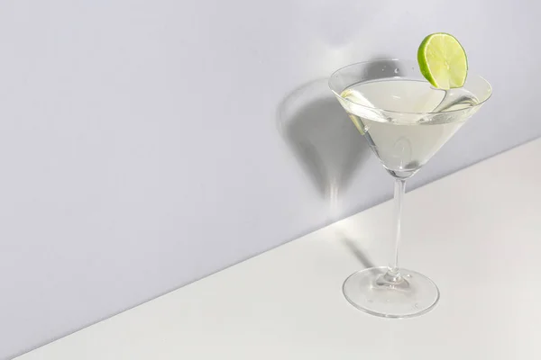 Szklanka Martini Limonką Jasnym Tle — Zdjęcie stockowe