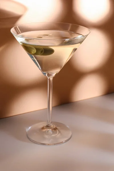 Glas Martini Mit Oliven Auf Farbigem Hintergrund — Stockfoto