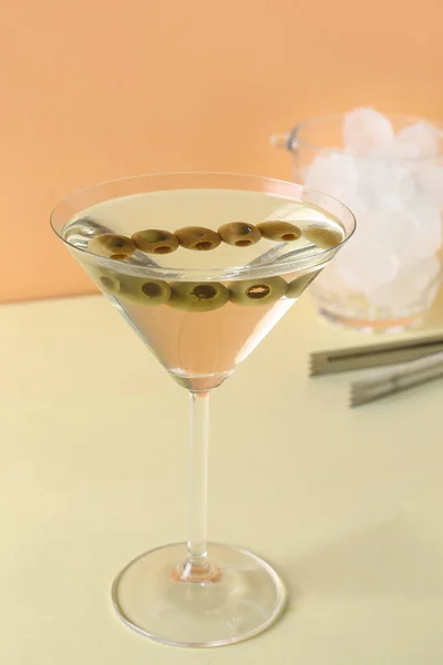 Vaso Martini Con Aceitunas Hielo Pinzas Sobre Fondo Color — Foto de Stock