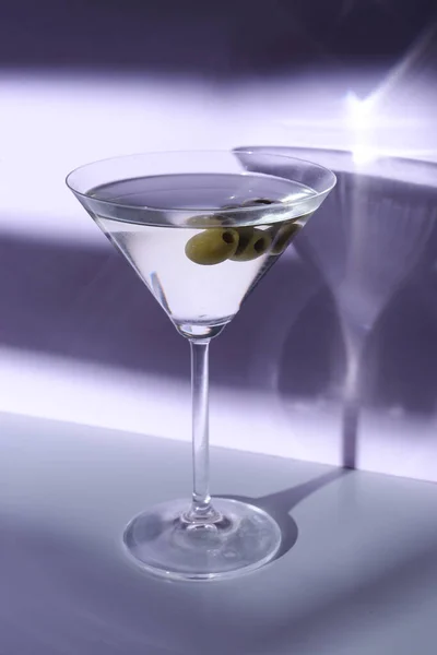 Glas Martini Mit Oliven Auf Farbigem Hintergrund — Stockfoto