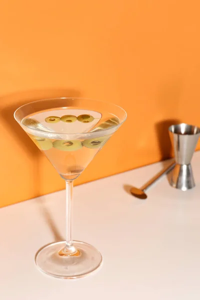 Szklanka Martini Oliwkami Łyżeczką Jiggerem Kolorowym Tle — Zdjęcie stockowe