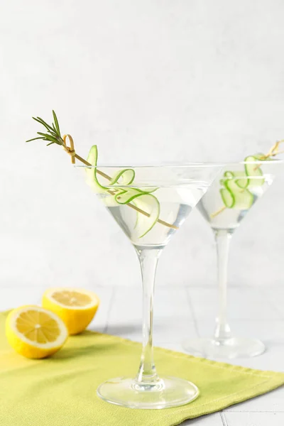 Szklanki Smacznego Martini Cytryny Białym Stole — Zdjęcie stockowe