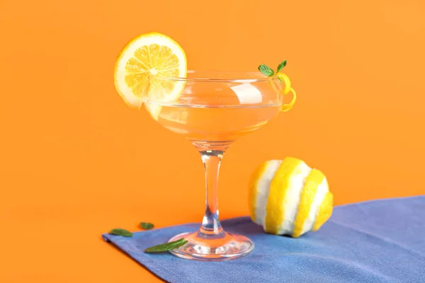 Склянка Смачного Мартіні Лимона Помаранчевому Фоні — стокове фото